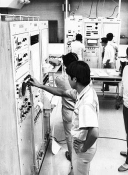 昭和４６年９月２９日、初めて内之浦町の空から誕生した科学衛星「しんせい」は、地球を順調に回っている。東大ロケット実験班は、「しんせい」が地球を周り、内之浦上空に帰ってくるたびデータを受信する。「しんせい」の観測状況は前日と全く同じで順調そのもの。写真は「しんせい」からのデータ受信に忙しい科学衛星テレメーターセンター。