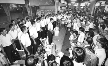 昭和５９年、夏の全国高校野球選手権大会で鹿児島県勢としては１０年ぶりのベスト８入りを果たした鹿児島商工ナインが西鹿児島駅（現鹿児島中央駅）着の有明１７号で帰鹿した。紙面では「選手たちがホームに姿を見せると、父兄などから一斉に拍手がわき起こった。今西主将は『いい試合ができたのもみなさんの応援のおかげです』と感謝の言葉を述べた」と報じている。