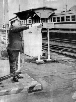 昭和６２年、３月１３日に廃止される国鉄（現ＪＲ）大隅線。その大隅高山駅に１月１０日付けで堀之内正和駅長が赴任。紙面では「任期はわずか２カ月だが、堀之内駅長は残された期間に職務をまっとうすることで、世話になった国鉄や利用者に恩返ししようと張り切っている」と報じている。