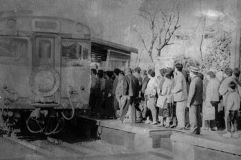 昭和６２年３月、末吉町民約１６０人が廃止される国鉄志布志、大隅の両線を一周する「さよなら列車の旅」に出かけ、両線との永遠の別れを惜しんだ。紙面では「末吉町民の間に志布志線との別れを惜しむ声が根強いことから大隅線と志布志線を一周する旅が企画された。予想を上回る人気で座席がまたたく間に満席となった」と報じている。