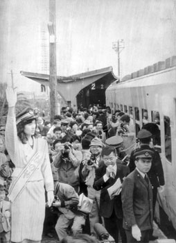 昭和６２年、国鉄（現ＪＲ）大隅線（国分－志布志間）が３月１３日を最後に廃止され、７１年の歴史に幕をおろした。写真はミス鹿屋の合図で鹿屋駅を出発する「さようなら列車」。紙面では「鹿児島県内の国鉄線廃止は宮之城線に次ぎ、２番目。同日は沿線各駅で別れを惜しむ行事が繰り広げられ、最後のにぎわいとなった」と報じている。