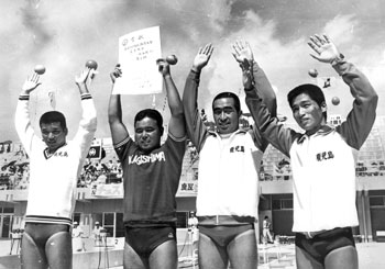 昭和４７年太陽国体第２日、競泳教員４００メートルメドレーリレーのメンバー、三木、溝口、田上、福重の４人が太陽国体で鹿県勢初の優勝を飾った。紙面では「第一泳者の三木（背泳ぎ）がぐいぐい飛ばし、溝口（平泳ぎ）はさらに後続との差をあけた。田上（バタフライ）も追い上げてくる和歌山をかわし、アンカー福重（自由形）にタッチ。福重は余裕の力泳で初優勝。タイムは４分27秒９だった」と報じている。