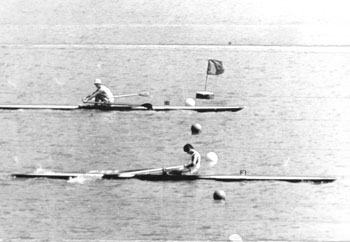 昭和４７年太陽国体第１日、ボート競技高校男子シングルスカル予選で１位でゴールした鹿屋工の三浦選手（手前）。紙面では「１００メートル付近で鹿屋工の三浦と新潟南の三浦が飛び出し、接戦を続けたが、７００メートルで三浦（鹿屋工）がスパート、一気にリード、そのまま逃げ切った。オールを大きく深く引いて余裕たっぷりだった」と報じている。