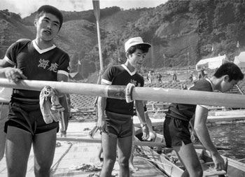 昭和４７年、第２７回国民体育大会夏季大会、準決勝進出を決めてオールの掃除をする鹿屋海上自衛隊クルー。紙面では「鹿屋自衛隊はスタートが悪く出遅れた。３００メートル付近から追い上げ、選考する飛水会（岐阜）を捕らえたが及ばなかった。オールがやや乱れた」と報じている。