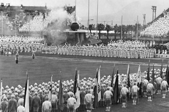 昭和４７年１０月、競技役員も吹奏楽もびしょぬれで太陽国体秋季大会の模擬国体を行った。紙面では「模擬国体を県立鴨池陸上競技場で開催したが、途中で雨が降り出したため、中止した。『雨が降るとオジャンだ。さっぱり盛り上がらん』と式典を続けた競技役員やつめかけた観客は、びっしょりぬれながら、うらめしそうに雨空を見上げていた」と報じている。
