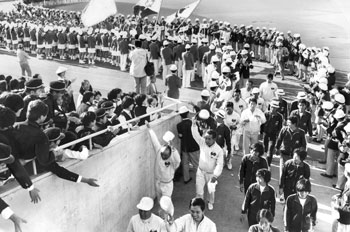 昭和４７年１０月太陽国体秋季大会閉会。鹿児島県選手団の拍手に送られ、鴨池競技場を去る県外選手団。紙面では「栄光と涙、温かい心のふれ合いに彩られた日々。長く、そしてあっという間にすぎ去った。６日ぶり再び相集まった全国の若人たち。『またきっと会いましょう』－。ほほ笑み、手を打ち振る選手団、スタンドの限りなき惜別の拍手が秋の落日に映える鹿児島の空にいつまでもこだました」と報じている。