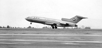 昭和４７年４月１日、“南九州の新しい空の表玄関”鹿児島空港がオープンした。２５００メートルの真新しい滑走路から一番機がごう音を響かせて飛び立った。紙面では「一番機は東京行きのボーイング７２７。ブラスバンドの演奏の中、一番機はするすると滑走路へ。午前８時、南から北へジェット機は軽々と舞い上がり、上空を右に旋回して、東の空に飛び去った」と報じている。
