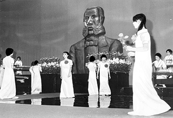昭和５３年５月１４日、大久保さんにおごじょたちがバラの献花。紙面では「熱烈とまではいかなかったものの、しかし温かい出迎えはあった。同じ維新の巨人でありながら、西郷どんに比べ、いささか人気薄。ときには憎まれもした大久保さん。県文化センターで行われた記念式典は１世紀ぶり”復権”のセレモニーでもあった」と報じている。