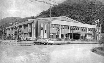 昭和５３年４月２３日、名瀬市総合体育館の落成式があった。紙面では「『これまでにない県体を実現させる』と奄美体協を中心に関係者は自信のほどを見せ、郡民あげてのムードが高まっている。また歓迎ムードを盛り上げるため、名瀬市でハイビスカス１２００はちをつくるなど『ミニ国体並み』の取り組みよう」と報じている。