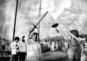 昭和５３年１１月１日夕、シケの七島灘３８０キロを乗り切って名瀬港に到着した。紙面では「炬火は合わせて３人がリレー、名瀬市街地を１キロ走り、同市役所で名瀬市長に手渡されたあと、同市役所内に安置された。この間、港や沿道には多くの市民がつめかけ、燃えさかる火に拍手を送っていた」と報じている。