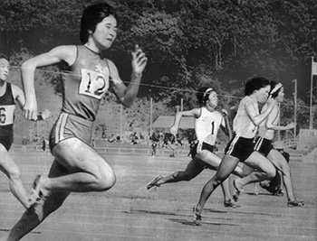 昭和５３年１１月４日、第３２会県民体育大会第２日、高校女子１００メートルで大島チームの吉田選手が大会新の１２秒６で見事優勝した。紙面では「陸上は好天に恵まれたこともあって好記録が続出。大会新１６、大会タイ２と大いに盛り上がった。同じく水泳も水温が低かったにもかかわらず、多くの選手が健闘、１３の大会新記録が生まれた」と報じている。