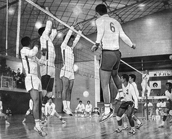 昭和５３年１１月５日、第３２会県民体育大会最終日、名瀬市体育館の男子バレーボールには大島、名瀬の両地元チームが決勝に進出、大島がストレートで名瀬を下し優勝した。紙面では「地元大島勢はサッカー、軟式庭球、卓球などでベスト４入りする健闘を見せ、”奄美県体”を大いに盛りあげた」と報じている。