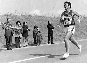 昭和４９年２月１０日、駅伝第１日、頴娃町石垣で、遠来の熊毛チーム中原選手の耳に、郷土のなまりが飛び込む。在指宿種子島会の声援だ。