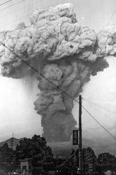 昭和３５年７月１６日、４９００メートルも上がった桜島の噴煙。紙面では「このところ活発な活動を続ける桜島は、１６日夕方も爆発、観測を始めてから最高の４９００メートルの噴煙を吹き上げた。これまでの最高は３９００メートル。そのため同日午後９時半から鹿児島市内にはかなりの量の灰が降りはじめ、道路はマッしろ。ハンカチで顔をおおいながら歩く人の姿が目立った」と報じている。