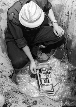 昭和４３年６月８日、鹿児島市吉野町で地震計のテストをする気象庁機動観測班員。紙面では「桜島の重点観測のため鹿児島地方気象台吉野分室の敷地に最高１万倍の性能の地震計を設置、およそ８０メートル離れた倉庫の中に記録装置を取り付けた。西桜島村白浜、垂水市海潟にも地震計設置をすませて、１１日から本格的な観測にかかる。桜島内にある鹿児島地方気象台の３カ所の観測点の記録も合わせて分析検討、桜島地下活動を見守る。観測期間は１カ月の予定」と報じている。