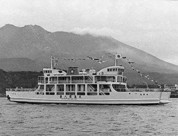 昭和３９年、西桜島村が日立向島造船所でつくった“第八桜島丸”。１０月８日朝、袴腰桟橋に回航された。紙面では「時速１２ノットで、僚船より船足は早く、船内には化粧室、売店を備えた。５１０人乗り、大型自動車１０台を積む。工費１億３０００万円。西桜島航路に就航、１０月１７日から運行する」と報じている。