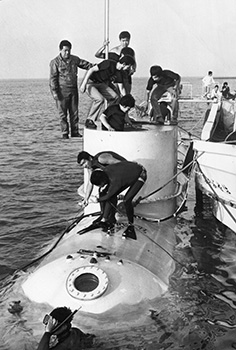 昭和４９年６月に“潜水記録”をつくるなどは華々しくデビューした「桜島オーシャンパーク」の目玉の潜水艇「マークテン」。桜島町が、新しい観光の目玉として袴腰に誘致したオーシャンパークだったが、オープン早々の客の海中転落事故が潜水艇の構造上の問題にまで発展。海上保安部、海運局が艇の営業中止を出した。目玉の潜水艇を失った同パークは客足が遠のき、つまづくこととなった。