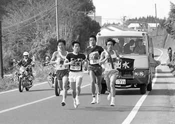 昭和５０年２月１７日、第２２回鹿児島県下一周駅伝第３日。宮之城柏原小学校前で激しい７位争いを演ずる熊毛、出水、川薩、日置。２区まで１０位だった日置は、３区で５位に浮上、４、５区で６位に落ちたが６区で４位に。そしてアンカー満留が区間新の快走を見せ３位に躍進、累計で６位に上がった。出水は前日と連走の平、神之門、山崎らがよくがんばり５位。川薩は１区橘が激戦の中で６位をとったが２、３区で落ち８位。熊毛は能勢、谷口らの健闘で初めての日間１ケタ入りで気勢を上げた。