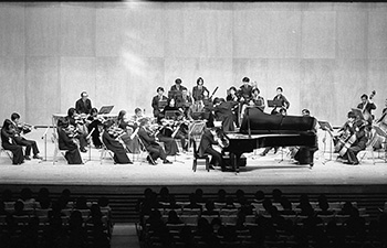昭和４８年１２月４日、鹿児島交響楽団の第１回定期演奏会は、鹿児島市の県文化センターで開き、若い鹿響にふさわしく力強い演奏で晴れのデビューを飾った。会場には、戦後、初めて郷土に誕生した本格的な市民オーケストラのデビュー演奏を聴こうと多数の音楽愛好家たちが詰めかけ、曲が終わるごとに、激励の拍手を送っていた。