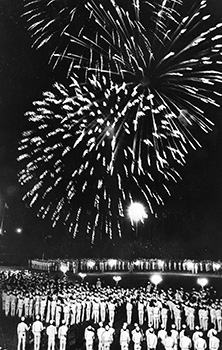 昭和４３年４月５日夜、鹿児島県明治百年記念式典の前夜祭「県青少年のつどい」は、皇太子ご夫妻をお迎えして、鴨池球場に特設された会場で開かれた。午後７時２４分、花火が夜空を色どり、ブラスバンド、合唱隊が高らかに喜びの楽の音を奏する。皇太子ご夫妻が球場三塁側入り口をおはいりになると、球場内の約１万５０００人の青少年、来賓、一般客がいっせいに拍手で迎えた。
