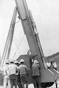 昭和４３年９月８日、内之浦実験場で発射角度７８度にセットされたＳＴ－１６０Ｆ型１号機。東大宇宙空間観測所は９月１０日からのロケット実験再開を控えてリハーサルをした。宮崎県・南郷漁港シビなわ船主組合の実験阻止行動に一まつの不安を残しながらも、リハーサルは実際のタイムスケジュールにそって、角度付けなど慎重に行なわれた。