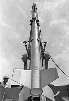 昭和４３年９月、内之浦基地で再開第一発を待つＳＴ－１６０Ｆ型１号機。紙面では「東大実験班は打ち上げをぎりぎりまで宮崎県南那珂郡南郷町南郷漁業側との交渉に最後の望みをかけながら、９日も海上、陸上の保安チェックなど最終的な点検に忙しかった。地元内之浦町民も宮崎県の動きを気にしながらも明るい表情。ロケット実験再開ムードは高まってきている」と報じている。