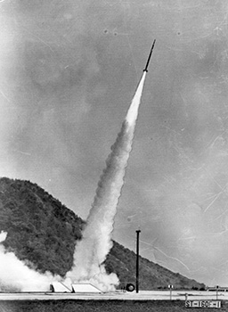 昭和４３年９月１０日午前１１時、日本の宇宙開発のよみがえりを告げる実験再開第１号のロケットＳＴ－１６０Ｆ型１号機は、東大鹿児島宇宙空間観測所（肝属郡内之浦町長坪）から打ち上げられ実験は成功した。同観測所での打ち上げ実験は昭和４２年４月のラムダ４Ｓ型３号機以来１年５カ月ぶり。