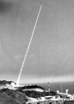 昭和４３年９月１０日午後２時、内之浦実験場から秋空に白煙を残し一直線に上昇するＳＴ－１６０Ｆ型２号機。手前の建物は計器センター。２号機は１号機に比べ重心位置をずらせ安定が悪くしてあったため、落下時の抵抗が大きく、飛しょう時間は１号機よりやや長い。しかしロケットの燃えがらが目の前の海に落ち、しぶきを上げたのが確かめられた。実験終了後、森実験主任は「実験でフレアの空力安定性に関するよい資料が得られた」と実験成果を発表した。