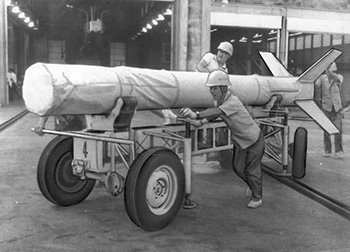 昭和４３年９月１３日、解体され格納されるＳＯ－２５０Ｂ型１号機。内之浦のロケット実験は宮崎県・南郷漁協シビなわ船団出漁による９月１２日の実験中止につづいて、９月１３日も気象条件に恵まれず午後３時に断念の決定。「緊張の作業の継続の結果が断念とは」実験主任の森教授は「断念」というひとことさえなかなか口に出しきれなかった。このニュースは直ちに町にも伝えられ、シリーズ成功を祈っていた町民をがっかりさせた。