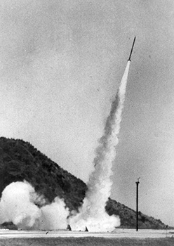 昭和４３年９月１４日午前１０時、内之浦実験場で発射したＳ－１６０型１号機。東大鹿児島宇宙空間観測所のロケット実験は午前１０時と午後１時に発射したＳ－１６０型１号機、同２号機が、１次切断には成功したものの、パラシュートが開かず、２機とも相ついで大気中のイオン測定観測はできず失敗した。相つぐ観測失敗に実験班のガッカリした表情はかくせなかった。