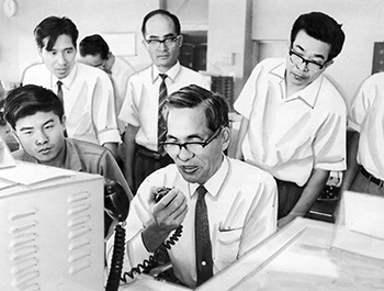 昭和４３年９月１９日、無線で説得をつづける十管本部の下松警救部長。宮崎県・南郷漁協シビなわ船団１８隻がロケット実験阻止のため制限海域近くに集まり、巡視船など１２隻の呼びかけも聞き入れず、午後１０時には６隻が進入した。油津海上保安部の大野保安部長のシビなわ船主組合長への説得や下松部長の現場説得により午前１０時５３分までには全船団が退避し、ロケットは上がった。