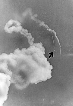 昭和４３年９月１９日午前１０時５８分、地上４．２キロで１段目ブースターを切り離したＬＳ－Ｃ－Ｄ機ロケット（矢印がブースター）。午前の打ち上げに引き続き午後４時１分にＮＡＬ－１６Ｈ１号機を発射、実験に成功した。これで９月１７日から始まったロケット実験は全日程を終了した。