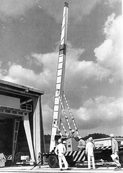 昭和４３年１１月７日、科学技術庁種子島宇宙センターで新春早々行なわれるロケット実験正月シリーズを前に整備作業が始まった。実験班、メーカー側から２０人が来島、ランチャー整備、電波調整などに着手した。ＮＡＬ用ランチャーをセットする一方、ＬＳ－Ｃ機２段目の液体ロケットの点検整備が始まったほか液体燃料供給装置用の敷き地として現在の小型ロケット射場東側の丘を切りとる作業や道路の拡幅工事も急ピッチにすすんだ。