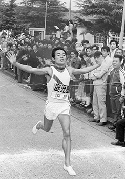 昭和５１年２月１４日、加世田市役所前、１位でゴールインする鹿児島の浜田選手。レースは中盤、鹿児島と川辺が激しい首位争い。これに肝付が追い上げ、最終区の浜田、地頭所、外室の３エースによる勝負に応援も白熱した。午後３時４９分１５秒、加世田市役所に浜田がゴールイン、以下肝付、川辺、曽於、姶良、川薩、指宿、日置、大島、熊毛、出水の順だった。