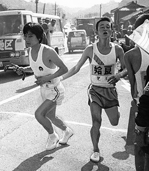 昭和５１年２月１５日、東市来三差路中継点。４区でトップに躍りだした姶良チーム、児玉（哲）から萩原にたすきリレー。姶良が鹿児島に３分３７秒差をつけてみごと日間優勝。２日間累計でも鹿児島に次いで２位に浮上、鹿児島の完全優勝にストップをかけた。