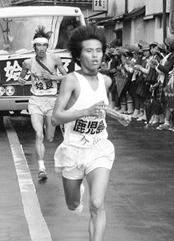 昭和５１年２月１８日、３区・垂水市海潟で今福（鹿児島）が中山（姶良）を抜きトップに出る。最終日は午前８時半、激しい雨の中鹿屋市役所前をスタートした。アンカー右田（鹿児島）が余裕のある走りっぷりで本社前にゴールイン、鹿児島が４回目の日間優勝。以下最終区でデッドヒートの末、曽於、肝付、姶良と続いた。