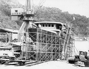 建造の進む「錦江湾レディー」。サザンピア２１の海上輸送を担う山川造船グループの新船「錦江湾レディー」は、会場までの陸上の交通混雑が懸念されるサザンピア２１の「海の助っ人」。紙面では「開催期間中、鹿児島本港と谷山一号用地約１６キロを、速力１５ノット、４０分で結び、入場者の大量輸送に活躍する」と報じている。