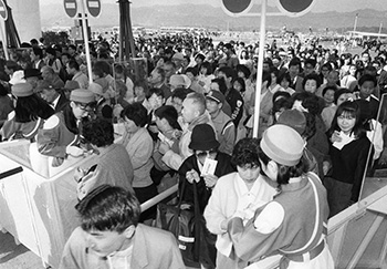 平成元年３月１６日午前１０時１０分、サザンピア２１会場正門。開門と同時にコンパニオンの出迎えを受けどっと入場する人たち。絶好の博覧会日和に恵まれ、お別れ遠足の中学生が、家族連れがハイテク技術を駆使した巨大ジオラマや無重力体験などを楽しんだ。おおかたの入場者からは「見ごたえあった」と及第点。市制百周年を記念した一大イベントは、まずは幸先いいスタートを切った。