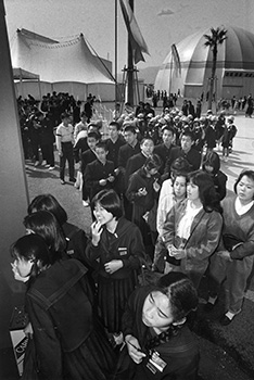 平成元年３月、サザンピア２１。開幕と同時に各パビリオンでは早くも行列ができた。