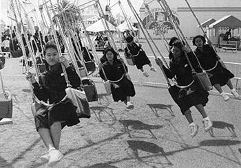 平成元年３月、サザンピア２１。見物にあきた子供はいろんな遊具施設に乗り、春風に吹かれて完成をあげていた。