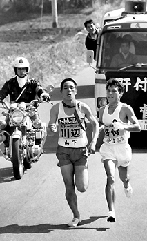 第２４回鹿児島県下市郡対抗駅伝競走大会は昭和５２年２月１２日スタート、１６日まで５日間、５１区間５９３．５キロのレースの火ぶたを切った。参加チームは伊佐を除く１１チーム。第１日は、加世田市役所まで１１区間、１３３．９キロを競い、川辺が肝付と抜きつ抜かれつの激戦の末、日間優勝、郷土入りに花をそえた。