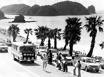 昭和５２年２月１３日、川内市西方海岸。家族ドライブを小休憩して声援。