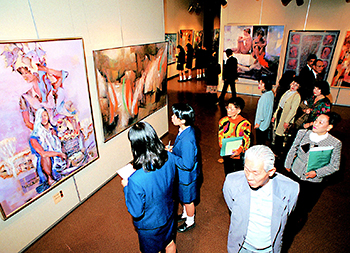第５０回記念南日本美術展＝南日本新聞社主催＝は平成７年１１月１０日、鹿児島市の黎明館と市立美術館の２会場で始まった。午前９時半から黎明館で行われた開場式には、入賞入選作をはじめ地元の美術関係者、近くの長田中生徒ら約１００人がそろい、美術の秋の最後を飾る県内最大の総合美術展のオープンを祝った。