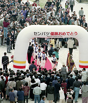 「よくやった」「感動をありがとう」―。甲子園の第６８回選抜高校野球大会で、春夏を通じ鹿児島県勢初の全国制覇を果たした鹿児島実業高校野球部の優勝報告会が平成８年４月８日午前、鹿児島市五ケ別府町の同校、同市みなと大通り公園、県庁であった。待ち望んだ紫紺の大優勝旗の披露に詰めかけた市民らは感激を新たにし、″勇者″たちの偉業をたたえた。