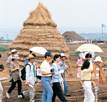 国分市の上野原遺跡の一般公開が平成９年７月２０日、再開された。縄文時代早期前葉＝約９５００年前＝の集落跡の近くには、竪穴住居１軒を復元。連穴土坑や集石を使った″縄文グルメ″の実演もあり、県内外から２３６１人が訪れた。