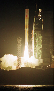 宇宙開発事業団は平成９年１１月２８日午前６時２７分、熱帯降雨観測衛星「ＴＲＭＭ」と技術試験衛星「きく７号」を積んだＨ２ロケット６号機を、熊毛郡南種子町の種子島宇宙センターから打ち上げた。ロケットは順調に飛行し、打ち上げから１４分１２秒後にＴＲＭＭ、２８分１秒後にきく７号の分離に成功し、それぞれの軌道に投入された。