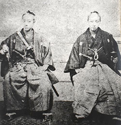 島津久治（右）と珍彦とされる写真。兄弟で意見が対立しているという＝黎明館所蔵
