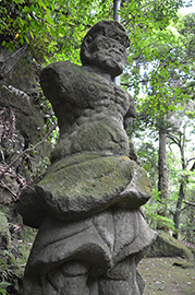 慈眼寺を守っていた仁王像。腕や顔の傷が痛々しい＝鹿児島市の慈眼寺公園